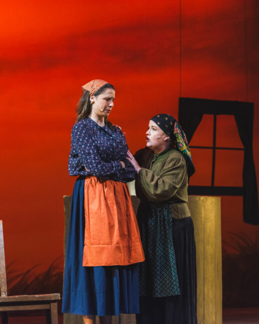 Samantha Jednorski (left) as Tzeitel with Cathy Koncurat (right) as Golde in Fiddler on the Roof 📷 Matthew Peterson