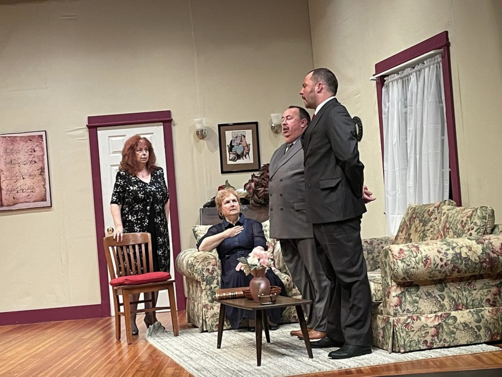 The Odd Couple (Female Edition) at The Salem Players 📷 Tim Toscano